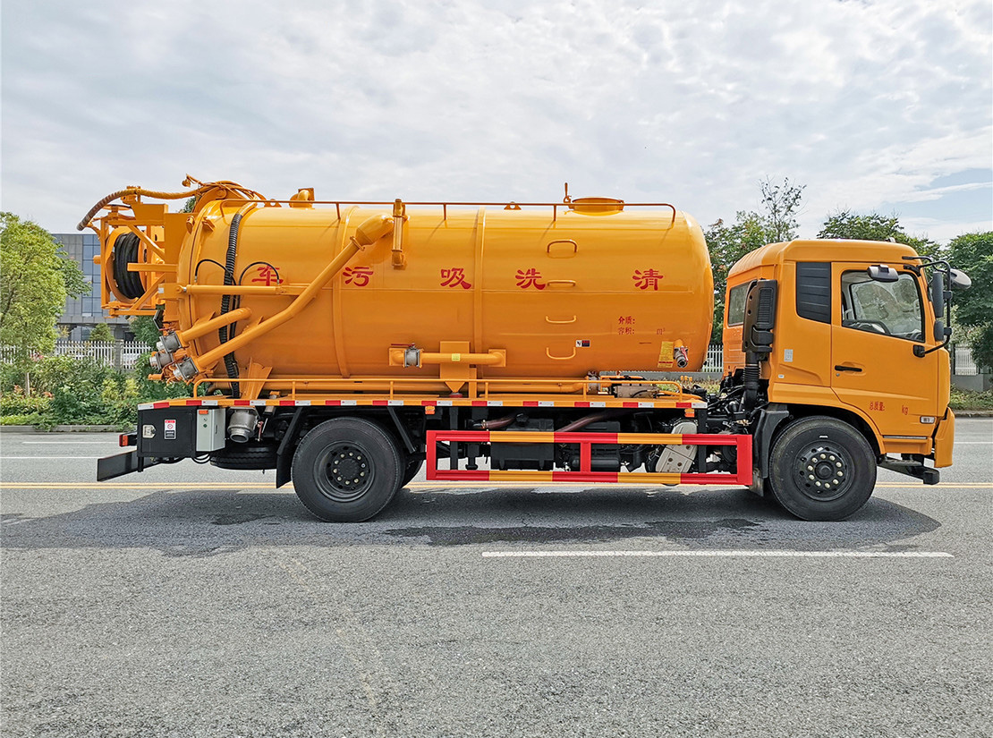 東風(fēng)天錦15方清洗吸污車 一體罐外觀