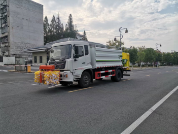 東風(fēng)天錦護(hù)欄清洗灑水防撞緩沖車(chē)