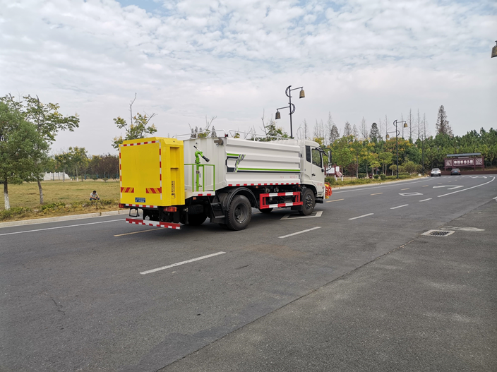 東風(fēng)天錦護(hù)欄清洗灑水防撞緩沖車