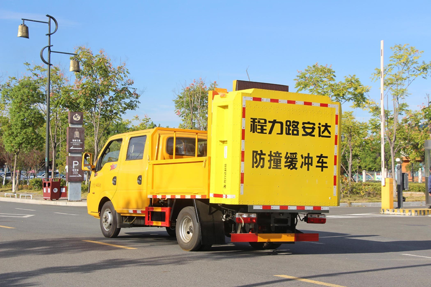東風(fēng)途逸雙排防撞緩沖車 70E